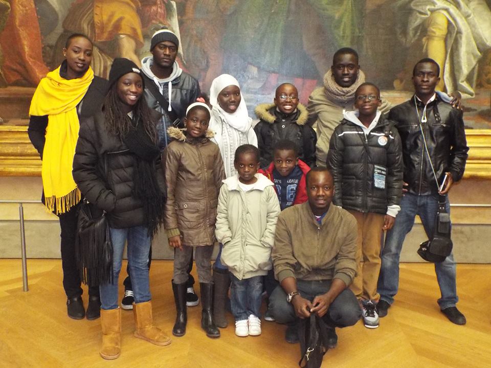 Photo en groupe devant un tableau d'art
