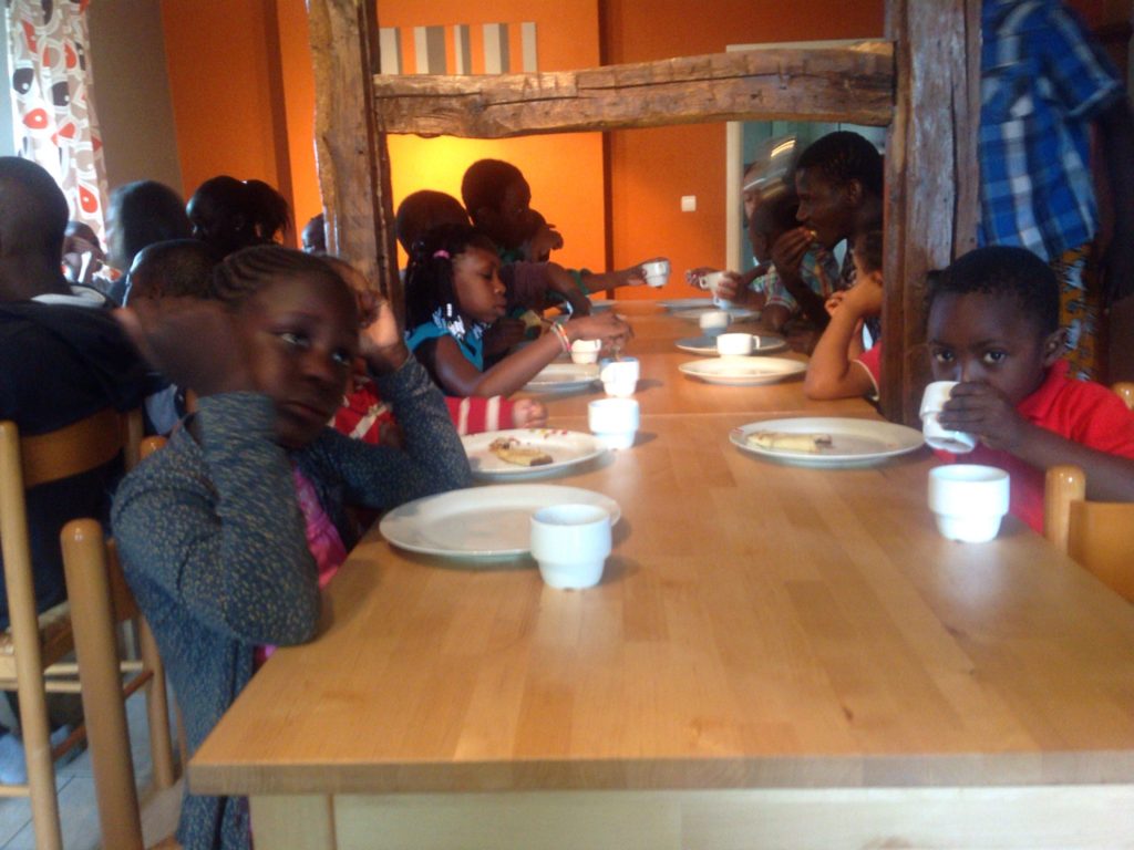 Colonies de vacances 2012 - prise de repas des enfants (Belgique)